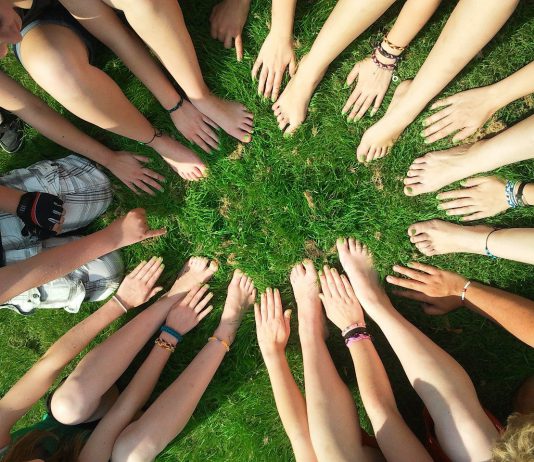 Sportieve bedrijfsuitjes met overnachting creëren teambuilding